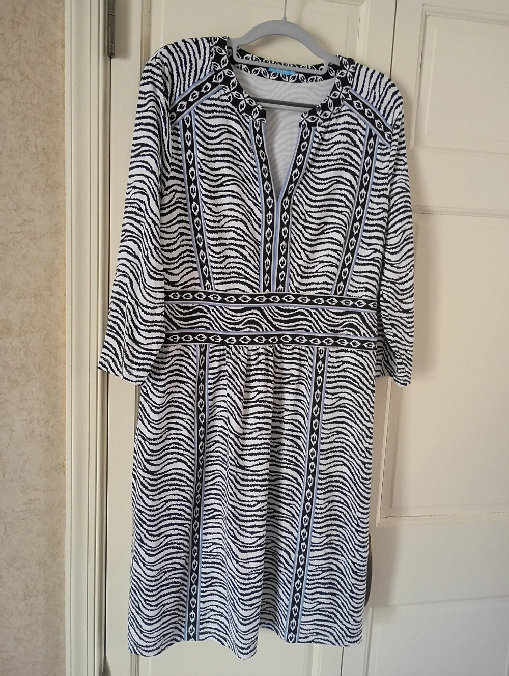 Black & White Patterned V-Neck Midi Dress.New No Tag.Pit To Pit 21" - Picture 2 of 6
